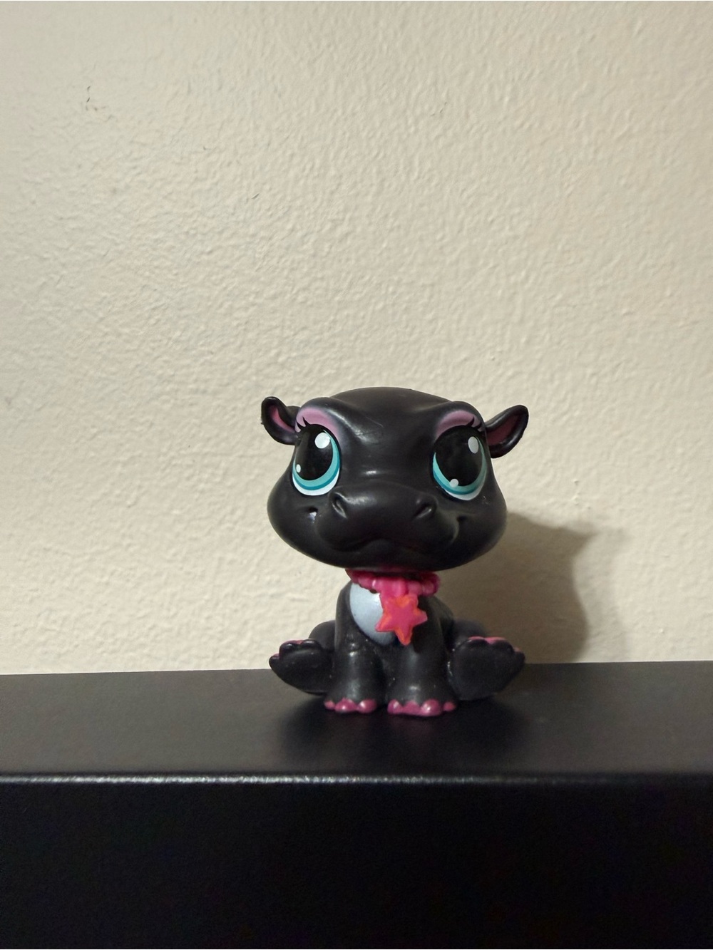Littlest Pet Shop #3956 Yolanda Yawnson Hippo w/ Necklace